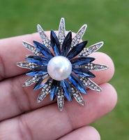 Flower Brooch Vintage Look Silver Plated Queen Design Broach Celebrity Pin K35