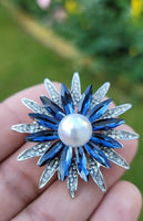 Flower Brooch Vintage Look Silver Plated Queen Design Broach Celebrity Pin K35