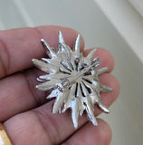 Flower Brooch Vintage Look Silver Plated Queen Design Broach Celebrity Pin K35