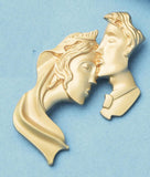 Love couple brooch vintage look celebrity kiss broach gold silver plated pin g97