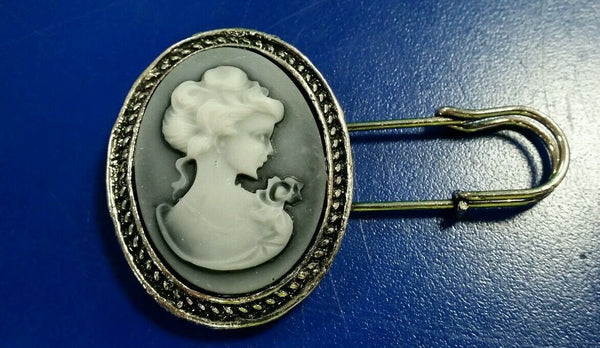 Winter xmas arrival gifts - antique affect vintage lady brooch broach cake pin