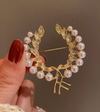 Faux Pearls Investor Brooch Vintage Look Gold Plated Celebrity Broach Pin U19