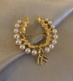 Faux Pearls Investor Brooch Vintage Look Gold Plated Celebrity Broach Pin U19