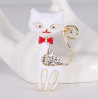 White Cat Brooch Vintage Look Gold Plated Retro Enamel Celebrity Broach Pin K20W